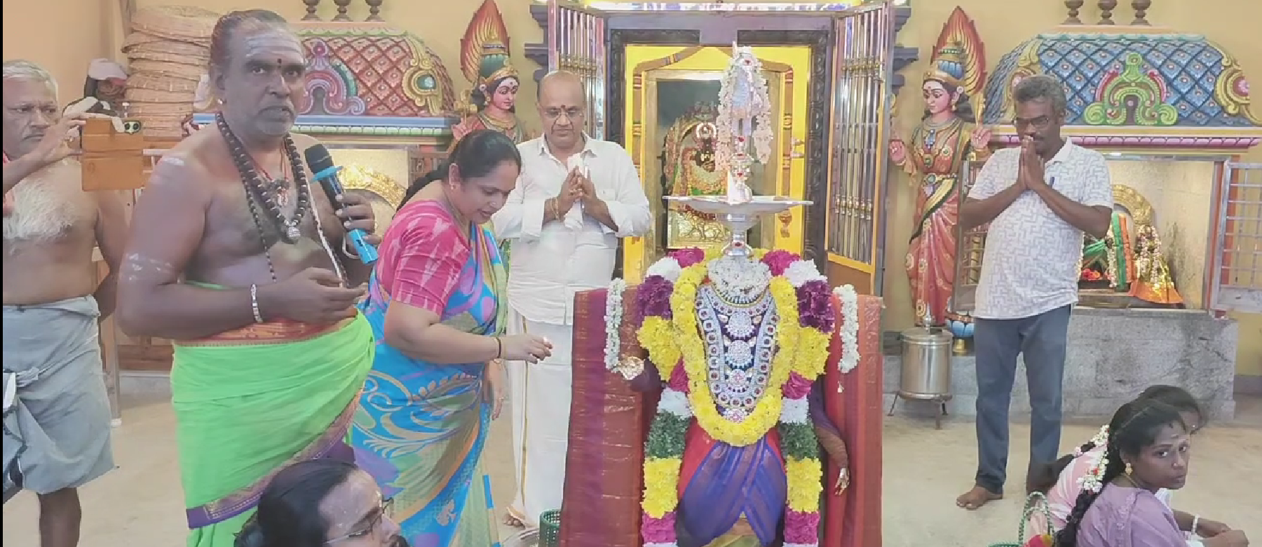 மயிலாடுதுறை கூறைநாடு அக்குளூர் அமைந்துள்ள ஸ்ரீ மஹா மாரியம்மன் ஆலயத்தில், ஆடி பௌர்ணமியை முன்னிட்டு 108 திருவிளக்கு பூஜை