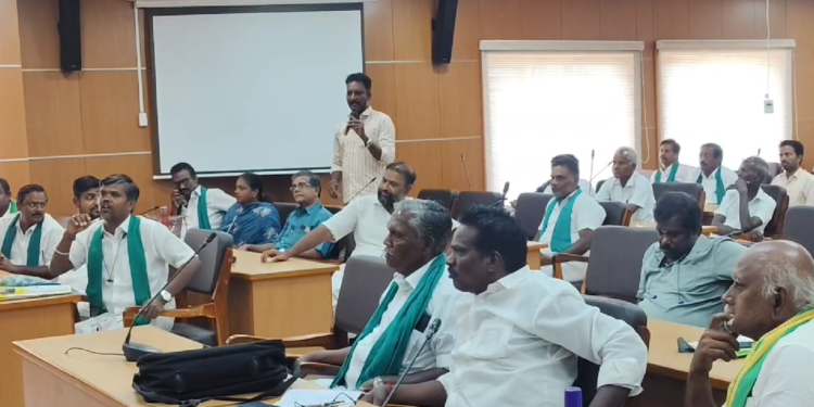 மயிலாடுதுறை விவசாயிகள் என்ற பெயரில் குளங்களில் வண்டல்மண் சட்டத்திற்கு புறம்பாக விதிமுறைகளை மீறி அள்ளப்படுவதாக விவசாயிகள் வேதனை