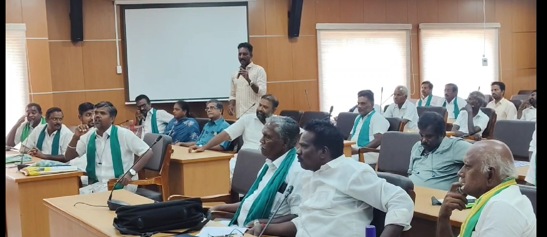 மயிலாடுதுறை விவசாயிகள் என்ற பெயரில் குளங்களில் வண்டல்மண் சட்டத்திற்கு புறம்பாக விதிமுறைகளை மீறி அள்ளப்படுவதாக விவசாயிகள் வேதனை