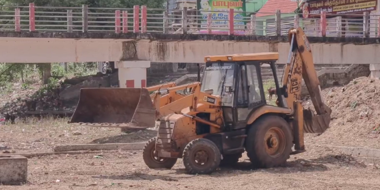 காவிரி ஆற்றில் தண்ணீர் வராத காரணத்தால்,ஆடிப்பெருக்கை கொண்டாட வசதியாக புஷ்கரதொட்டியில் தண்ணீர் நிரப்பும் பணி
