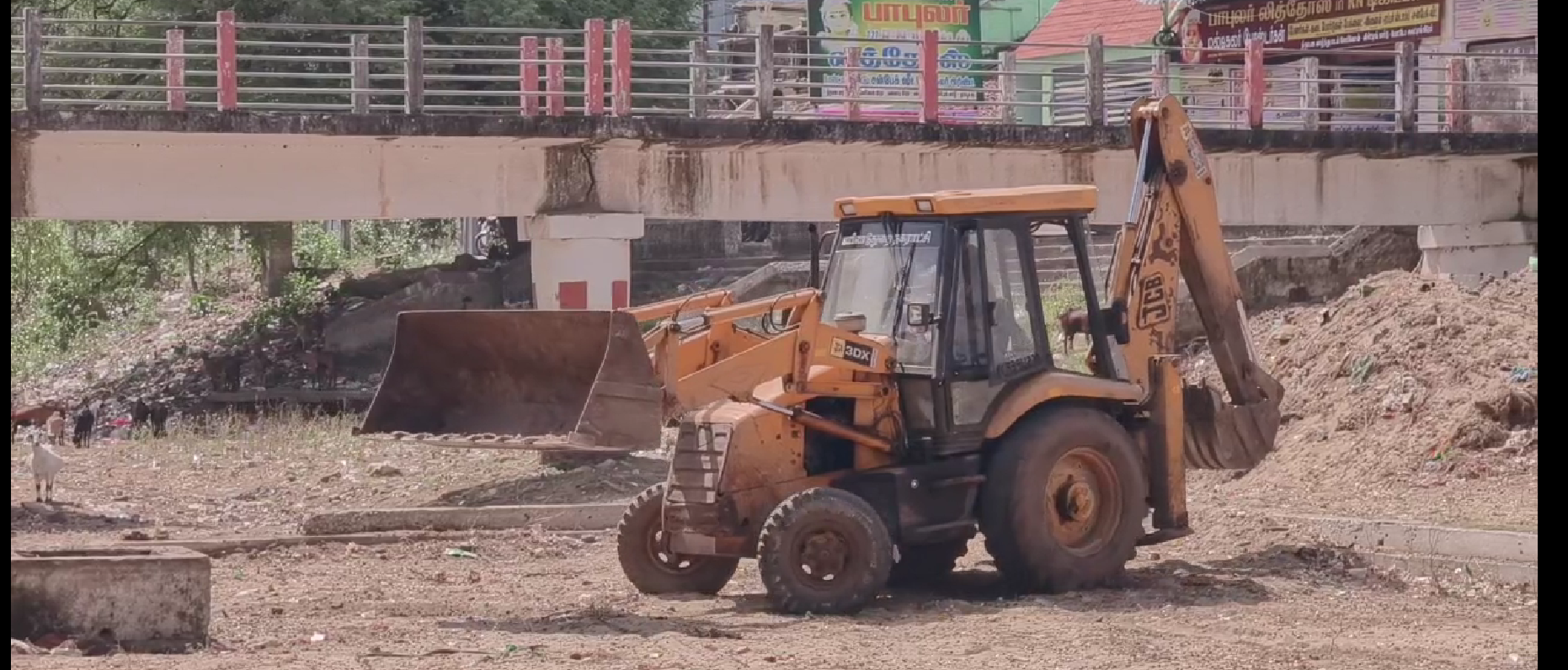 காவிரி ஆற்றில் தண்ணீர் வராத காரணத்தால்,ஆடிப்பெருக்கை கொண்டாட வசதியாக புஷ்கரதொட்டியில் தண்ணீர் நிரப்பும் பணி