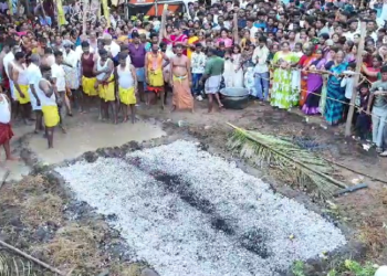 தொடுவாய் மீனவ கிராமத்தில் ரேணுகா பரமேஸ்வரி அம்மன் கோவில் தீமிதி திருவிழா