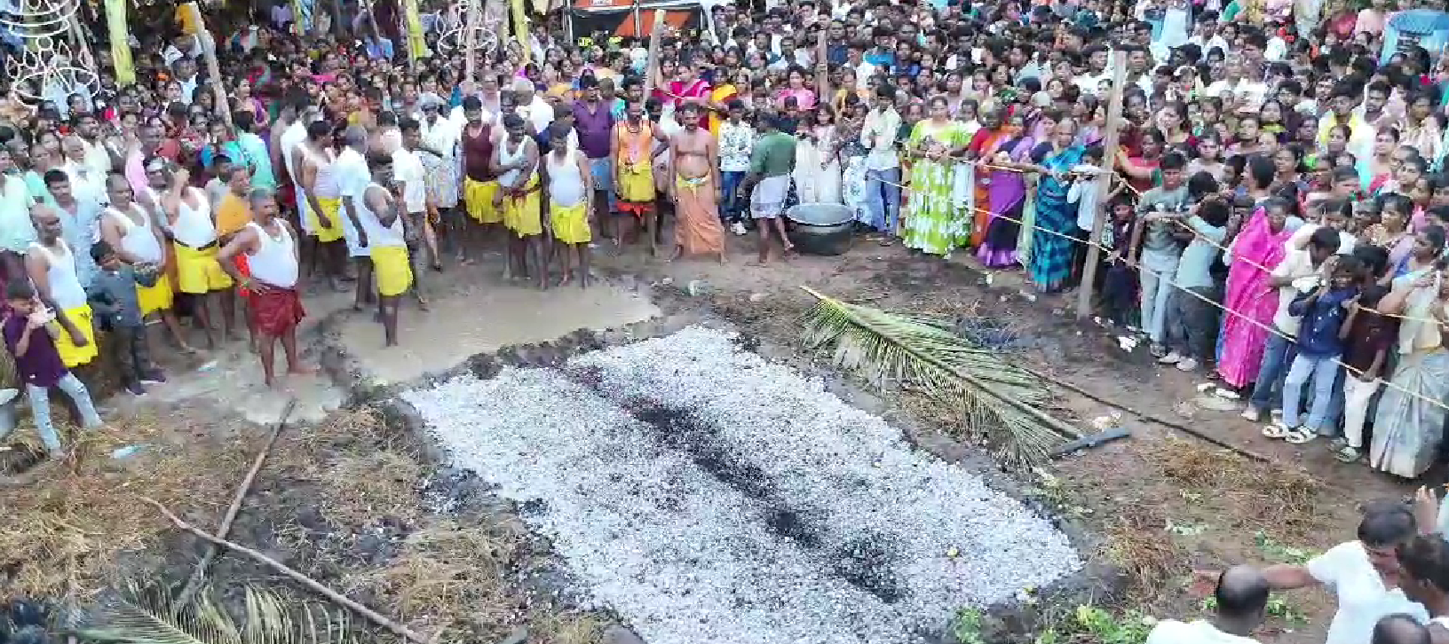 தொடுவாய் மீனவ கிராமத்தில் ரேணுகா பரமேஸ்வரி அம்மன் கோவில் தீமிதி திருவிழா