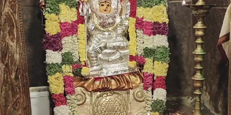 ஆடி வெள்ளியை முன்னிட்டு மயிலாடுதுறையில் புகழ்பெற்ற ஸ்ரீ அங்காள பரமேஸ்வரி அம்மன் ஆலயத்தில், நெய் குள தரிசனம்
