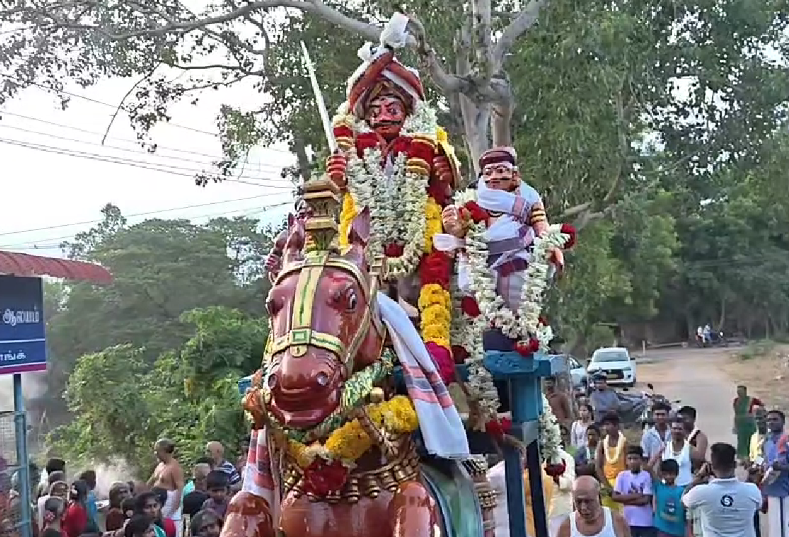 மாமாகுடி கிராமத்தில் உள்ள பிரசித்தி பெற்ற சீதளா பரமேஸ்வரி மாரியம்மன் கோவிலில் நடைபெற்ற தீமிதி திருவிழா