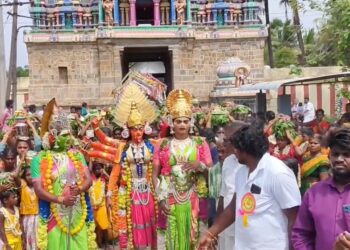 சீர்காழி பிடாரி வடக்கு வீதியில் சாலையில் குளம் போல் ஓடும் கழிவுநீர் பொதுமக்கள் குடியிருப்பு வாசிகள் அவதி