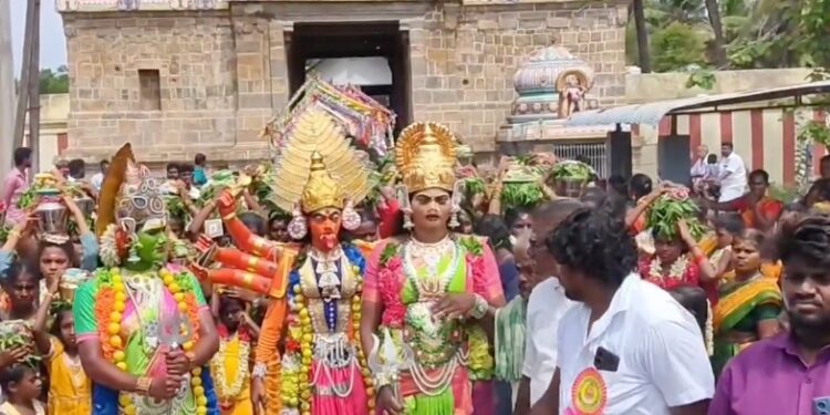சீர்காழி பிடாரி வடக்கு வீதியில் சாலையில் குளம் போல் ஓடும் கழிவுநீர் பொதுமக்கள் குடியிருப்பு வாசிகள் அவதி