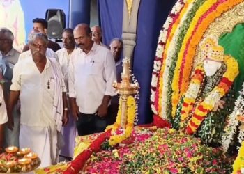 சீர்காழி பிடாரி வடக்கு வீதியில் சாலையில் குளம் போல் ஓடும் கழிவுநீர் பொதுமக்கள் குடியிருப்பு வாசிகள் அவதி