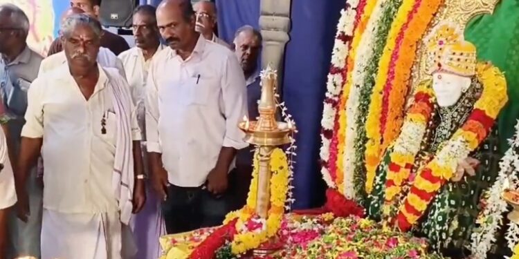 சீர்காழி பிடாரி வடக்கு வீதியில் சாலையில் குளம் போல் ஓடும் கழிவுநீர் பொதுமக்கள் குடியிருப்பு வாசிகள் அவதி