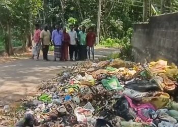 சீர்காழி பிடாரி வடக்கு வீதியில் சாலையில் குளம் போல் ஓடும் கழிவுநீர் பொதுமக்கள் குடியிருப்பு வாசிகள் அவதி