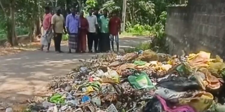 சீர்காழி பிடாரி வடக்கு வீதியில் சாலையில் குளம் போல் ஓடும் கழிவுநீர் பொதுமக்கள் குடியிருப்பு வாசிகள் அவதி