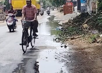 சீர்காழி பிடாரி வடக்கு வீதியில் சாலையில் குளம் போல் ஓடும் கழிவுநீர் பொதுமக்கள் குடியிருப்பு வாசிகள் அவதி