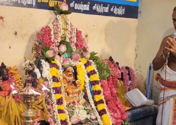 சீர்காழி பிடாரி வடக்கு வீதியில் சாலையில் குளம் போல் ஓடும் கழிவுநீர் பொதுமக்கள் குடியிருப்பு வாசிகள் அவதி