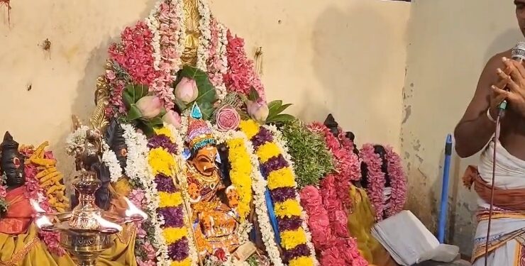 சீர்காழி பிடாரி வடக்கு வீதியில் சாலையில் குளம் போல் ஓடும் கழிவுநீர் பொதுமக்கள் குடியிருப்பு வாசிகள் அவதி