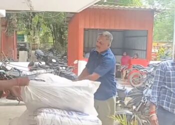 சீர்காழி பிடாரி வடக்கு வீதியில் சாலையில் குளம் போல் ஓடும் கழிவுநீர் பொதுமக்கள் குடியிருப்பு வாசிகள் அவதி