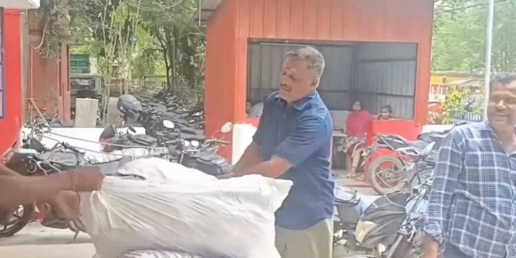 சீர்காழி பிடாரி வடக்கு வீதியில் சாலையில் குளம் போல் ஓடும் கழிவுநீர் பொதுமக்கள் குடியிருப்பு வாசிகள் அவதி