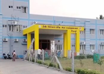 சீர்காழி பிடாரி வடக்கு வீதியில் சாலையில் குளம் போல் ஓடும் கழிவுநீர் பொதுமக்கள் குடியிருப்பு வாசிகள் அவதி