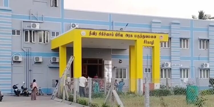 சீர்காழி பிடாரி வடக்கு வீதியில் சாலையில் குளம் போல் ஓடும் கழிவுநீர் பொதுமக்கள் குடியிருப்பு வாசிகள் அவதி
