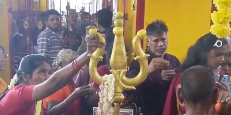 சீர்காழி பிடாரி வடக்கு வீதியில் சாலையில் குளம் போல் ஓடும் கழிவுநீர் பொதுமக்கள் குடியிருப்பு வாசிகள் அவதி