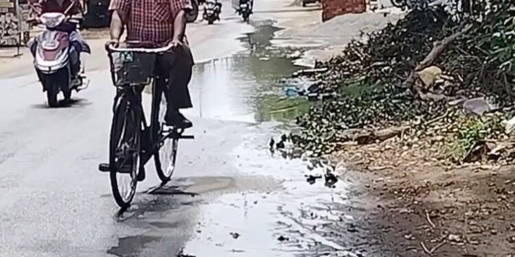 சீர்காழி பிடாரி வடக்கு வீதியில் சாலையில் குளம் போல் ஓடும் கழிவுநீர் பொதுமக்கள் குடியிருப்பு வாசிகள் அவதி