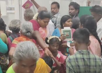 சீர்காழி பிடாரி வடக்கு வீதியில் சாலையில் குளம் போல் ஓடும் கழிவுநீர் பொதுமக்கள் குடியிருப்பு வாசிகள் அவதி