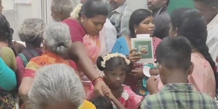 சீர்காழி பிடாரி வடக்கு வீதியில் சாலையில் குளம் போல் ஓடும் கழிவுநீர் பொதுமக்கள் குடியிருப்பு வாசிகள் அவதி