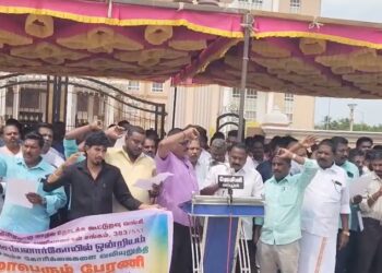 சீர்காழி பிடாரி வடக்கு வீதியில் சாலையில் குளம் போல் ஓடும் கழிவுநீர் பொதுமக்கள் குடியிருப்பு வாசிகள் அவதி