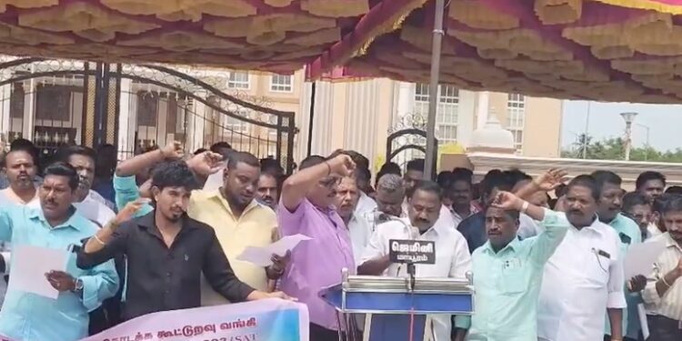 சீர்காழி பிடாரி வடக்கு வீதியில் சாலையில் குளம் போல் ஓடும் கழிவுநீர் பொதுமக்கள் குடியிருப்பு வாசிகள் அவதி