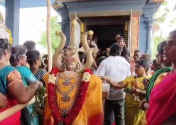 சீர்காழி பிடாரி வடக்கு வீதியில் சாலையில் குளம் போல் ஓடும் கழிவுநீர் பொதுமக்கள் குடியிருப்பு வாசிகள் அவதி