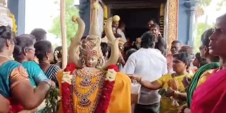 சீர்காழி பிடாரி வடக்கு வீதியில் சாலையில் குளம் போல் ஓடும் கழிவுநீர் பொதுமக்கள் குடியிருப்பு வாசிகள் அவதி