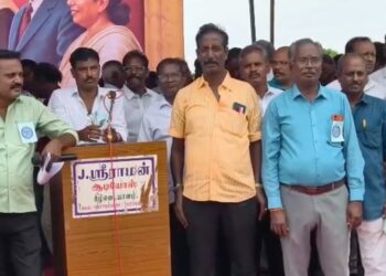 சீர்காழி பிடாரி வடக்கு வீதியில் சாலையில் குளம் போல் ஓடும் கழிவுநீர் பொதுமக்கள் குடியிருப்பு வாசிகள் அவதி