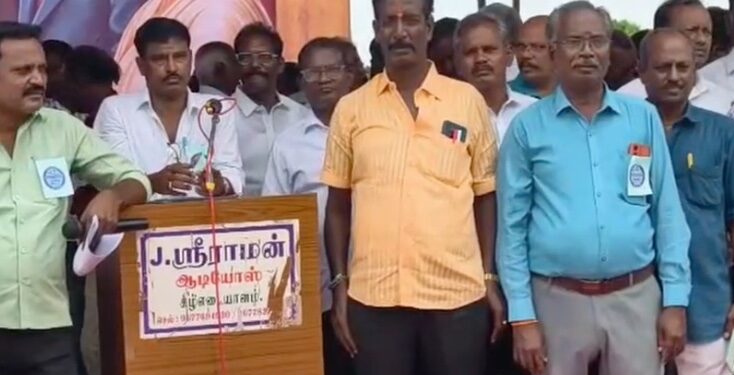 சீர்காழி பிடாரி வடக்கு வீதியில் சாலையில் குளம் போல் ஓடும் கழிவுநீர் பொதுமக்கள் குடியிருப்பு வாசிகள் அவதி
