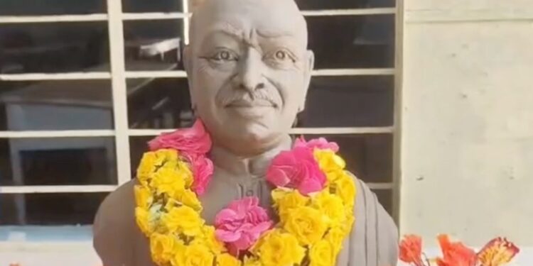சீர்காழி பிடாரி வடக்கு வீதியில் சாலையில் குளம் போல் ஓடும் கழிவுநீர் பொதுமக்கள் குடியிருப்பு வாசிகள் அவதி
