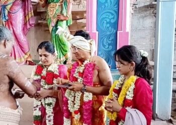 சீர்காழி பிடாரி வடக்கு வீதியில் சாலையில் குளம் போல் ஓடும் கழிவுநீர் பொதுமக்கள் குடியிருப்பு வாசிகள் அவதி