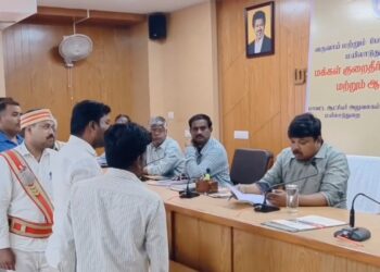 சீர்காழி பிடாரி வடக்கு வீதியில் சாலையில் குளம் போல் ஓடும் கழிவுநீர் பொதுமக்கள் குடியிருப்பு வாசிகள் அவதி