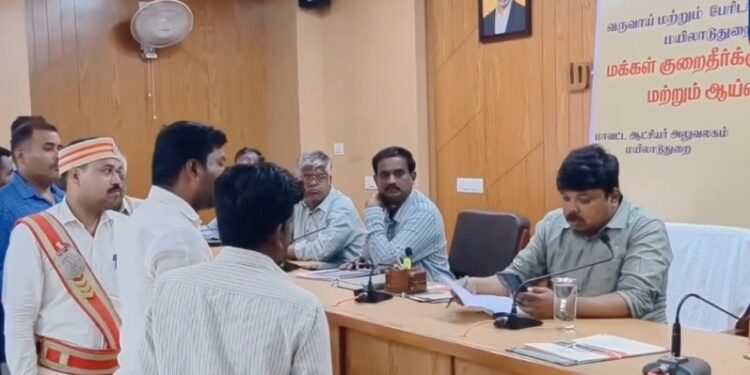 சீர்காழி பிடாரி வடக்கு வீதியில் சாலையில் குளம் போல் ஓடும் கழிவுநீர் பொதுமக்கள் குடியிருப்பு வாசிகள் அவதி