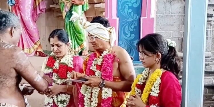 சீர்காழி பிடாரி வடக்கு வீதியில் சாலையில் குளம் போல் ஓடும் கழிவுநீர் பொதுமக்கள் குடியிருப்பு வாசிகள் அவதி