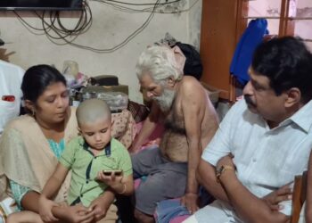 சீர்காழி பிடாரி வடக்கு வீதியில் சாலையில் குளம் போல் ஓடும் கழிவுநீர் பொதுமக்கள் குடியிருப்பு வாசிகள் அவதி