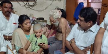 சீர்காழி பிடாரி வடக்கு வீதியில் சாலையில் குளம் போல் ஓடும் கழிவுநீர் பொதுமக்கள் குடியிருப்பு வாசிகள் அவதி