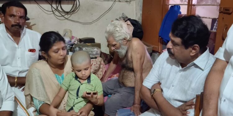 சீர்காழி பிடாரி வடக்கு வீதியில் சாலையில் குளம் போல் ஓடும் கழிவுநீர் பொதுமக்கள் குடியிருப்பு வாசிகள் அவதி