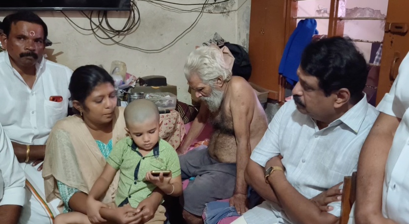 சீர்காழி பிடாரி வடக்கு வீதியில் சாலையில் குளம் போல் ஓடும் கழிவுநீர் பொதுமக்கள் குடியிருப்பு வாசிகள் அவதி