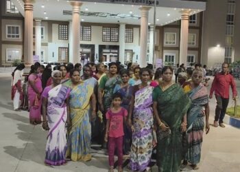 இரவில் திடீரென்று பிரதமர் நரேந்திர மோடி உருவ பொம்மை எரிப்பு இந்திய ஜனநாயக வாலிபர் சங்கத்தினரை கைது