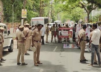 இரவில் திடீரென்று பிரதமர் நரேந்திர மோடி உருவ பொம்மை எரிப்பு இந்திய ஜனநாயக வாலிபர் சங்கத்தினரை கைது
