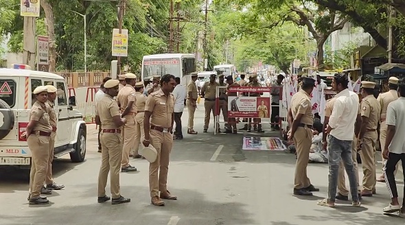 இரவில் திடீரென்று பிரதமர் நரேந்திர மோடி உருவ பொம்மை எரிப்பு இந்திய ஜனநாயக வாலிபர் சங்கத்தினரை கைது