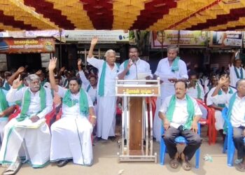 இரவில் திடீரென்று பிரதமர் நரேந்திர மோடி உருவ பொம்மை எரிப்பு இந்திய ஜனநாயக வாலிபர் சங்கத்தினரை கைது