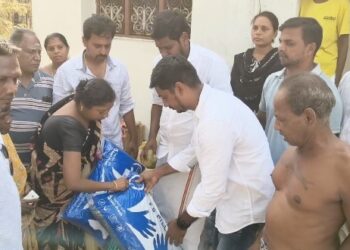 இரவில் திடீரென்று பிரதமர் நரேந்திர மோடி உருவ பொம்மை எரிப்பு இந்திய ஜனநாயக வாலிபர் சங்கத்தினரை கைது