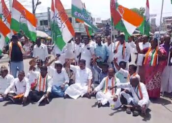 இரவில் திடீரென்று பிரதமர் நரேந்திர மோடி உருவ பொம்மை எரிப்பு இந்திய ஜனநாயக வாலிபர் சங்கத்தினரை கைது