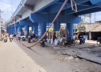 இரவில் திடீரென்று பிரதமர் நரேந்திர மோடி உருவ பொம்மை எரிப்பு இந்திய ஜனநாயக வாலிபர் சங்கத்தினரை கைது