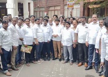 இரவில் திடீரென்று பிரதமர் நரேந்திர மோடி உருவ பொம்மை எரிப்பு இந்திய ஜனநாயக வாலிபர் சங்கத்தினரை கைது