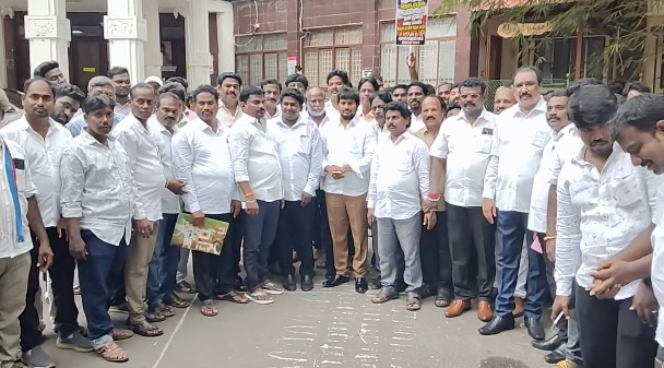 இரவில் திடீரென்று பிரதமர் நரேந்திர மோடி உருவ பொம்மை எரிப்பு இந்திய ஜனநாயக வாலிபர் சங்கத்தினரை கைது